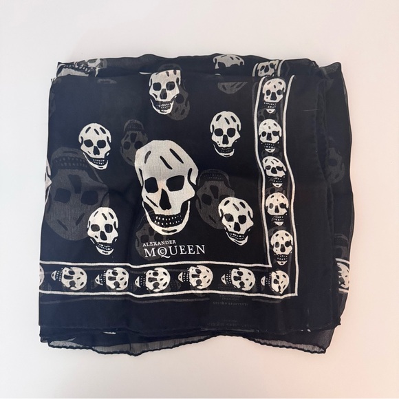 Alexander McQueen Black and White Skull Scarf - Picture 3 of 6